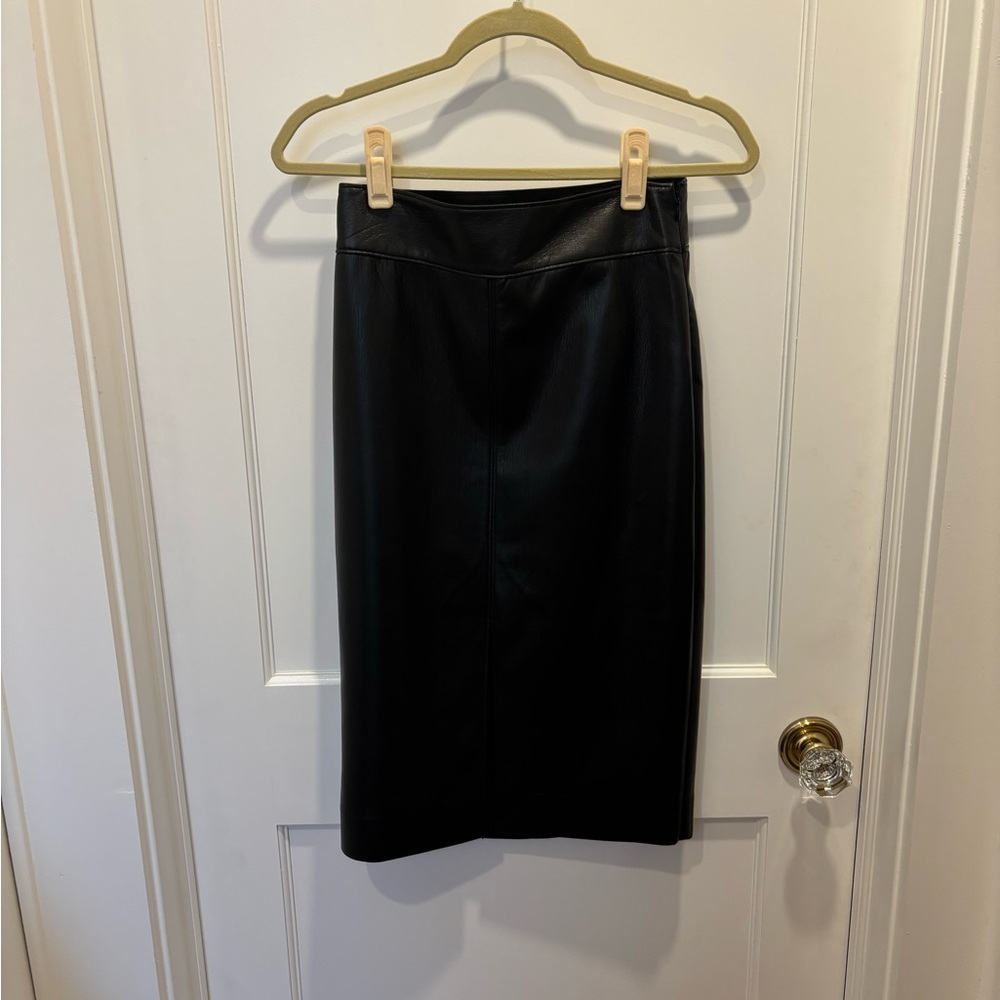 NWT Aritzia Babaton
Pegu Skirt